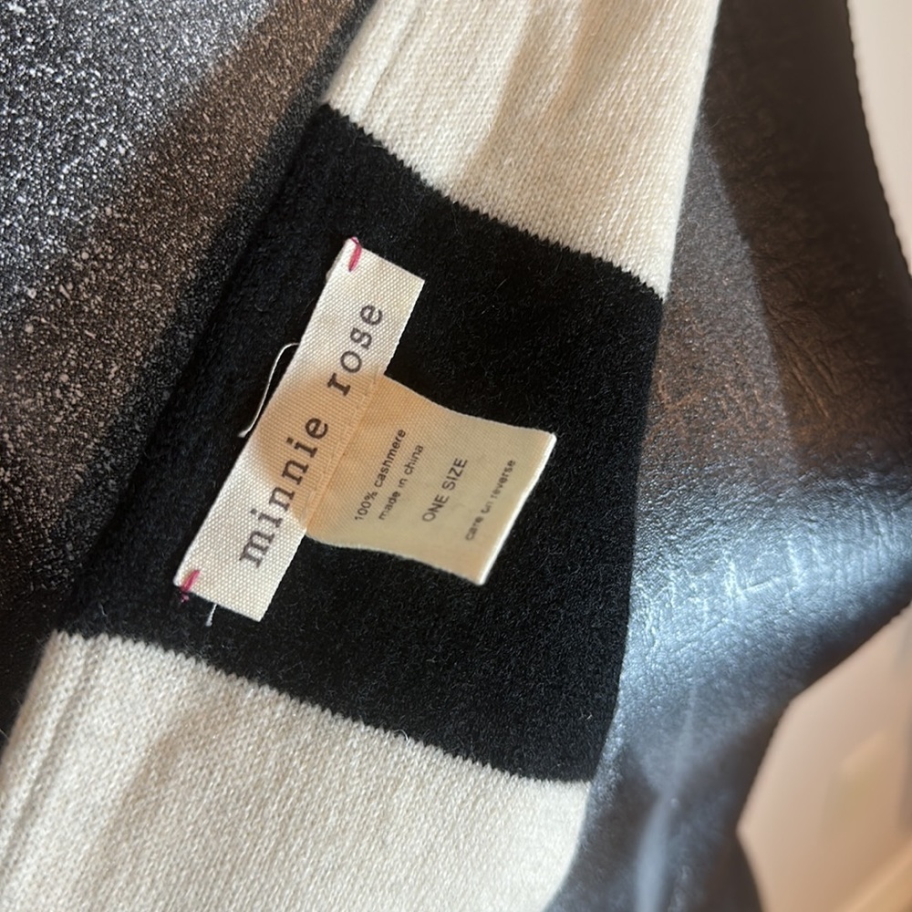 COPY - Minnie rose cashmere scarf - Picture 3 of 3